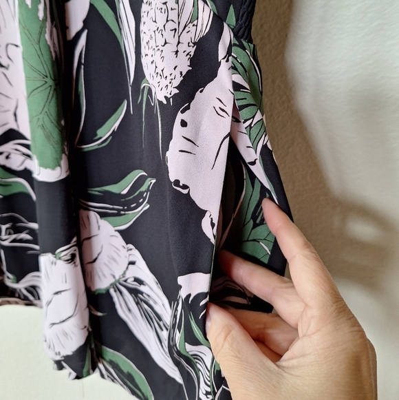 Aritzia Sunday Best Floral Romper. Short sleeves. Pockets. Womens size 8 - Picture 4 of 9